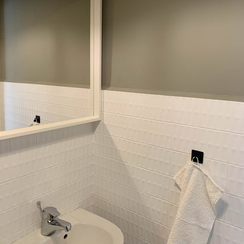 Badezimmer-Spiegel-Fliesen-Handtuch-Waschbecken