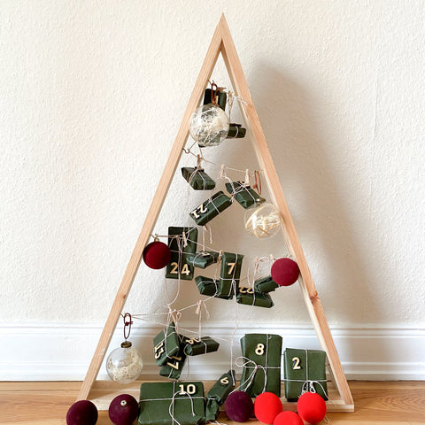 geschenke-adventskalender-tannenbaum-weihnachtskugeln