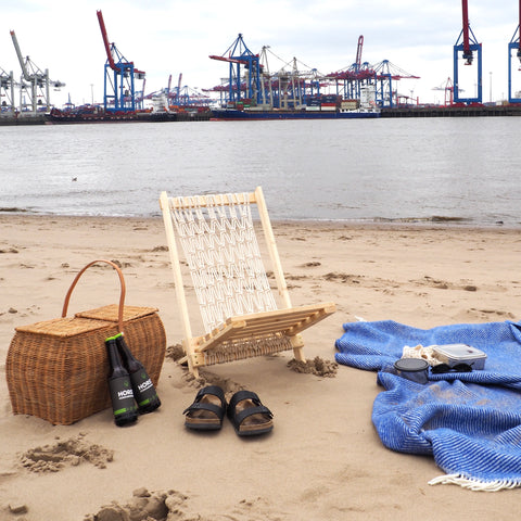 Fertig gebauter Strandstuhl am Elbstrand mit Picknickkorb und HORST Feierabendbier