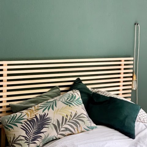 headboard-diy-wand-grün-bett-kissen-decke-matratze-lampe