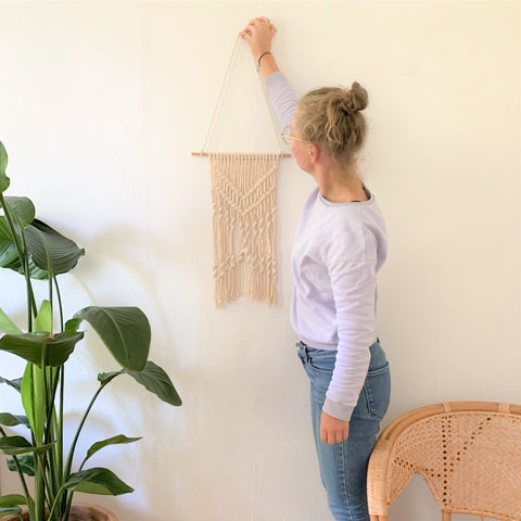 wohnung-makramee-wandteppich-pflanze-stuhl-mädchen-diy