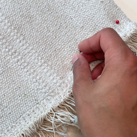 IKEA-Hack: DIY Boho Kissen mit Fransen aus Teppich selber machen - Lea am  MeerLea am Meer - Blog