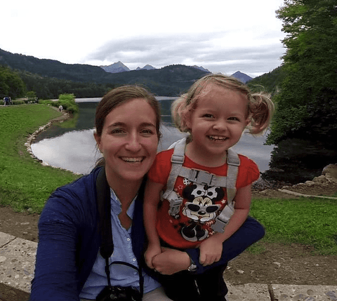 Travel blogger Lesley Carter and her daughter