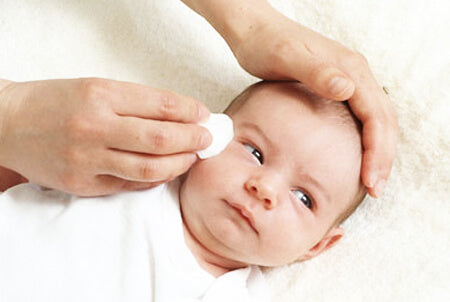 limpando o olhinho do bebê