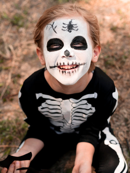 Crianças Bonitas Em Fantasias Assustadoras De Halloween Fazem Uma