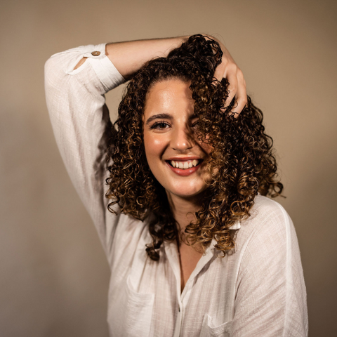 Curly girl with Brunete 2c curls