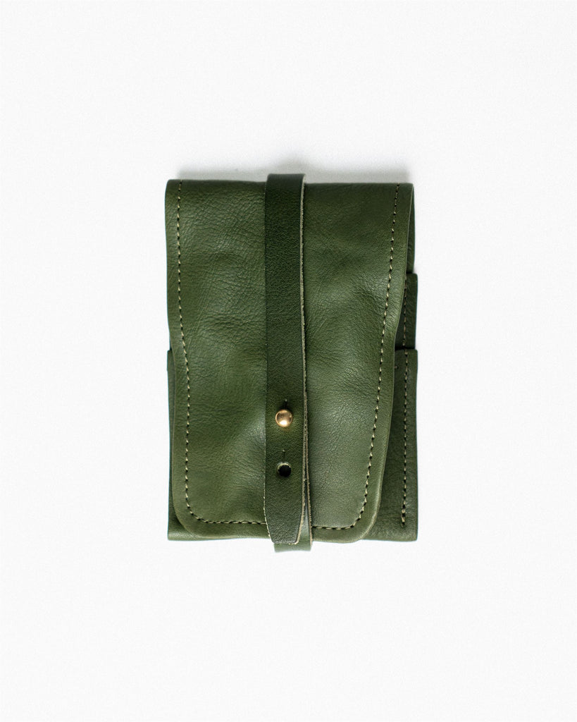 Leather Essentials Case L 0-122203003016 | Green – The Signet Store