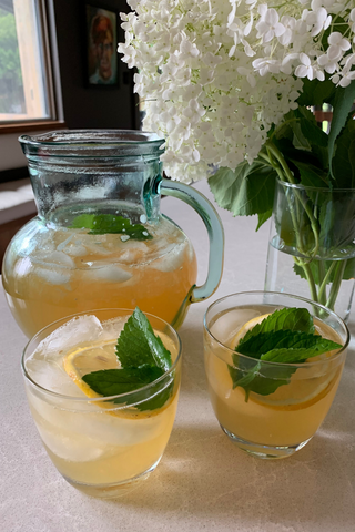 Gingerbread World Feuerzangenbowle Lemonade - Summer Cocktails