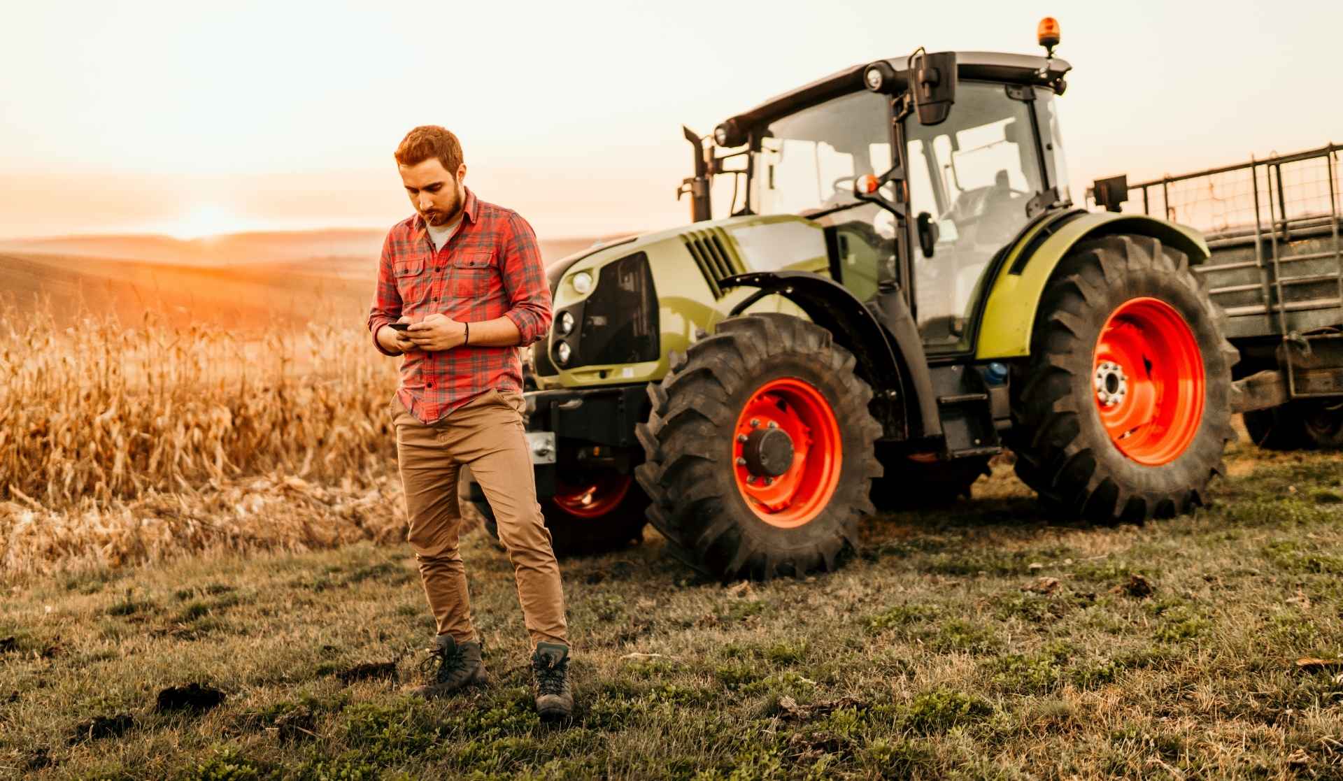 Un homme avec son tracteur dans un champ.