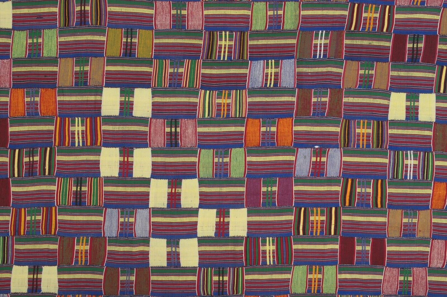 Nice old rare African kente Ewe Ghana hand woven cloth textile - Vải Kente: Sự độc đáo của vải Kente được thể hiện qua những bức ảnh trong Nice old rare African kente Ewe Ghana hand woven cloth textile. Điểm nhấn của vải Kente chính là những họa tiết độc đáo và tinh tế được dệt thủ công. Hãy xem những bức ảnh này để khám phá và đắm chìm trong vẻ đẹp của vải Kente.