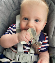 Lindo bebé con llaves metálicas seguras para bebés