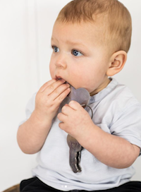 Bebé comiendo llaves de juguete