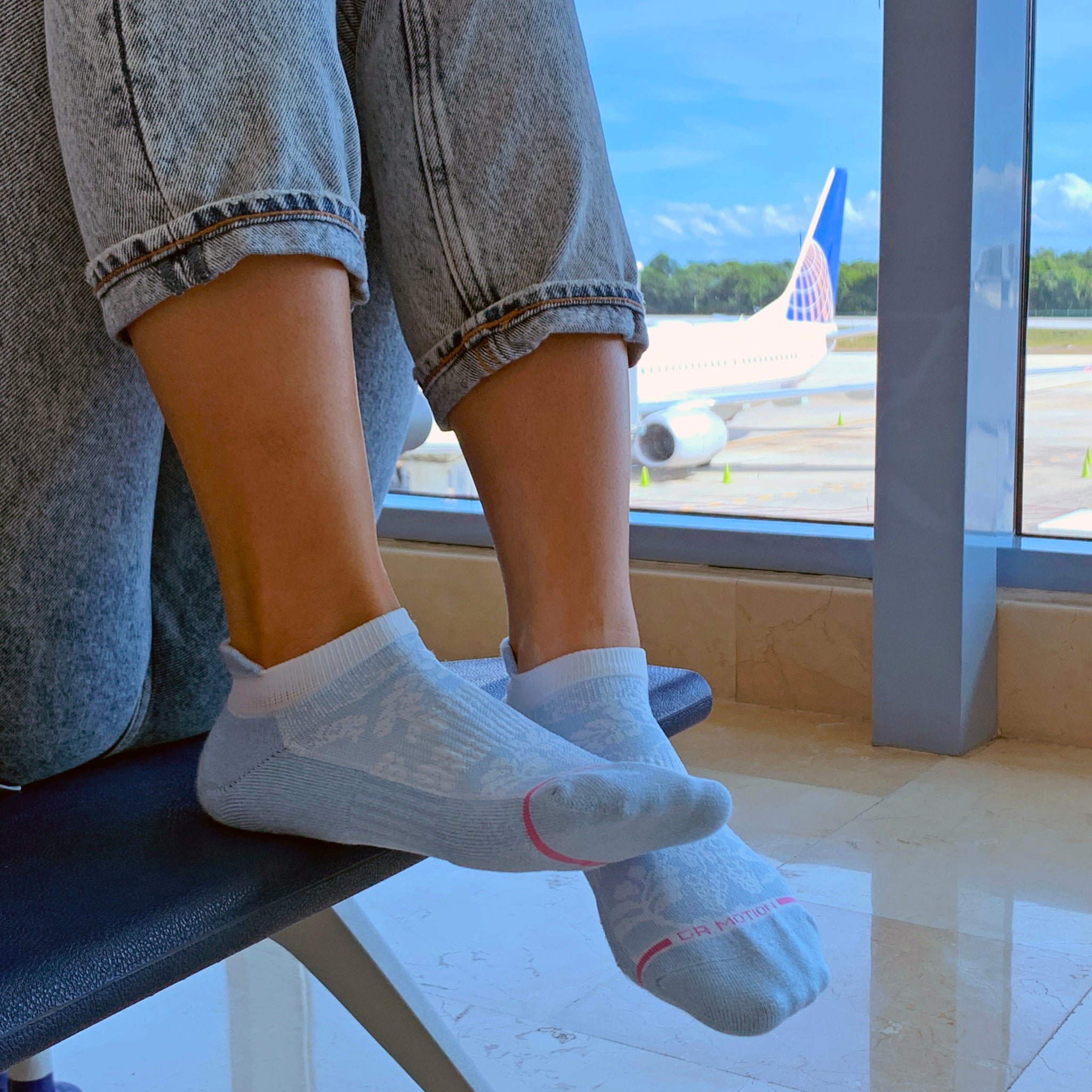 The Complete Guide to Buying Compression Socks for Flights | Blog Post |  Dr. Motion