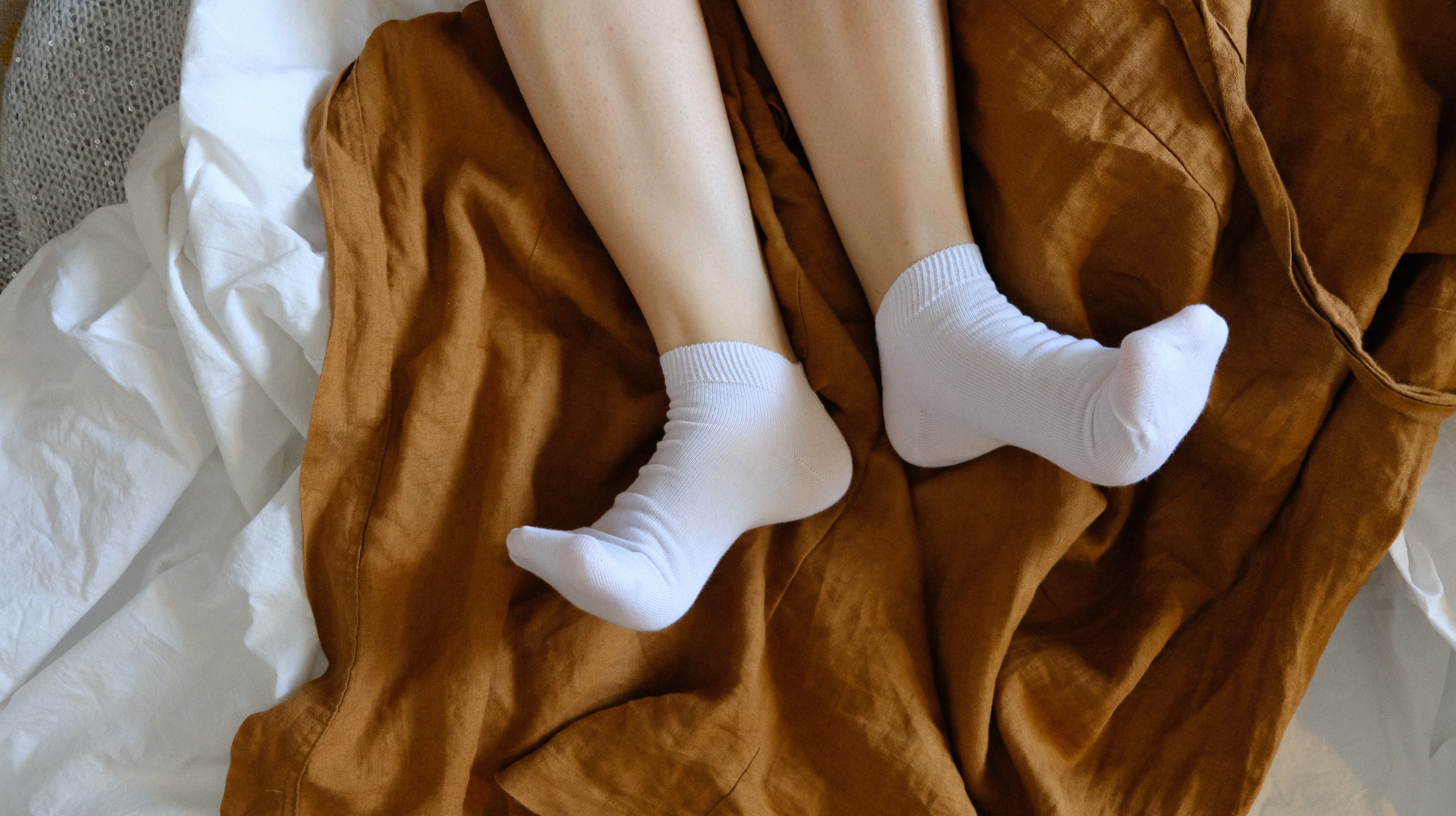 Носочках жену. Ножки в носочках. Белые носки. Носочки белые женские. Ступни в носочках.