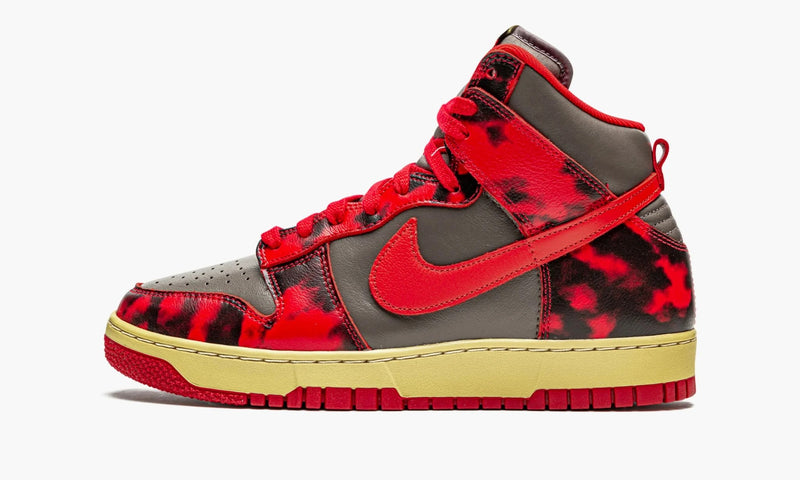 nike dunk se first use red