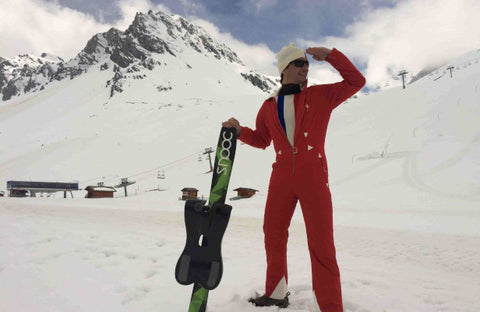 Schlittenfahren mit Cyril im Outfit der 70er Jahre in Tignes