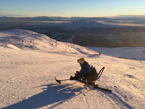 Skifahren im Rollstuhl Skifahren im Sitzen Handiski Snooc