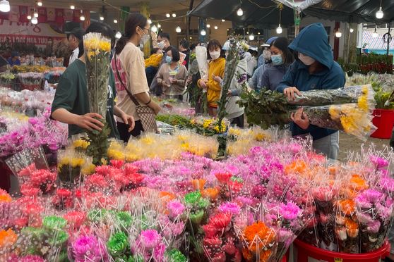 Top-of-the-largest-wholesale-flower-shops-in-Ho-Thi-Ky-hcm