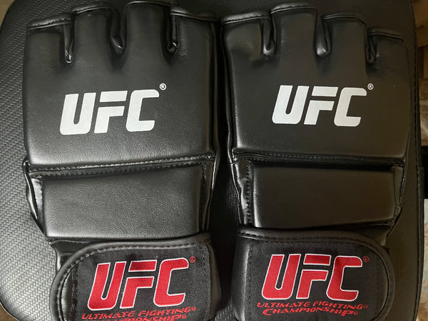 高評価！ 新品、未使用 Khamzat Chimaev サイン入りグローブ UFC