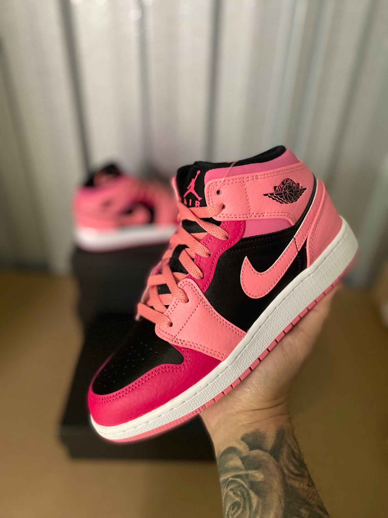 coral chalk jordan 1 mid