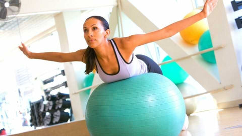 swiss-ball-femme-allongé-l'oiseau-lombaire