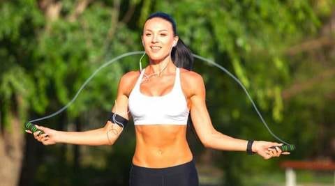 La pratique de la corde à sauter permet de bruler davantage de graisses que  lors d'une session de running. - Terrafemina