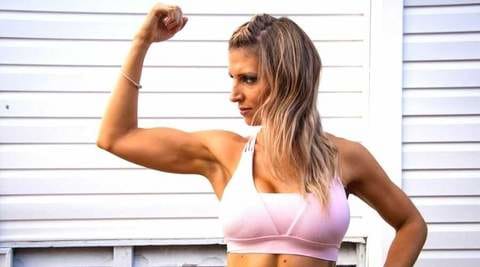 femme-fitness-brassiere-rose-biceps
