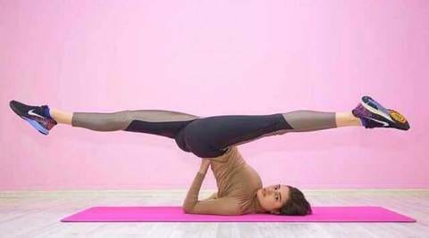 femme-grand-écart-tapis-yoga