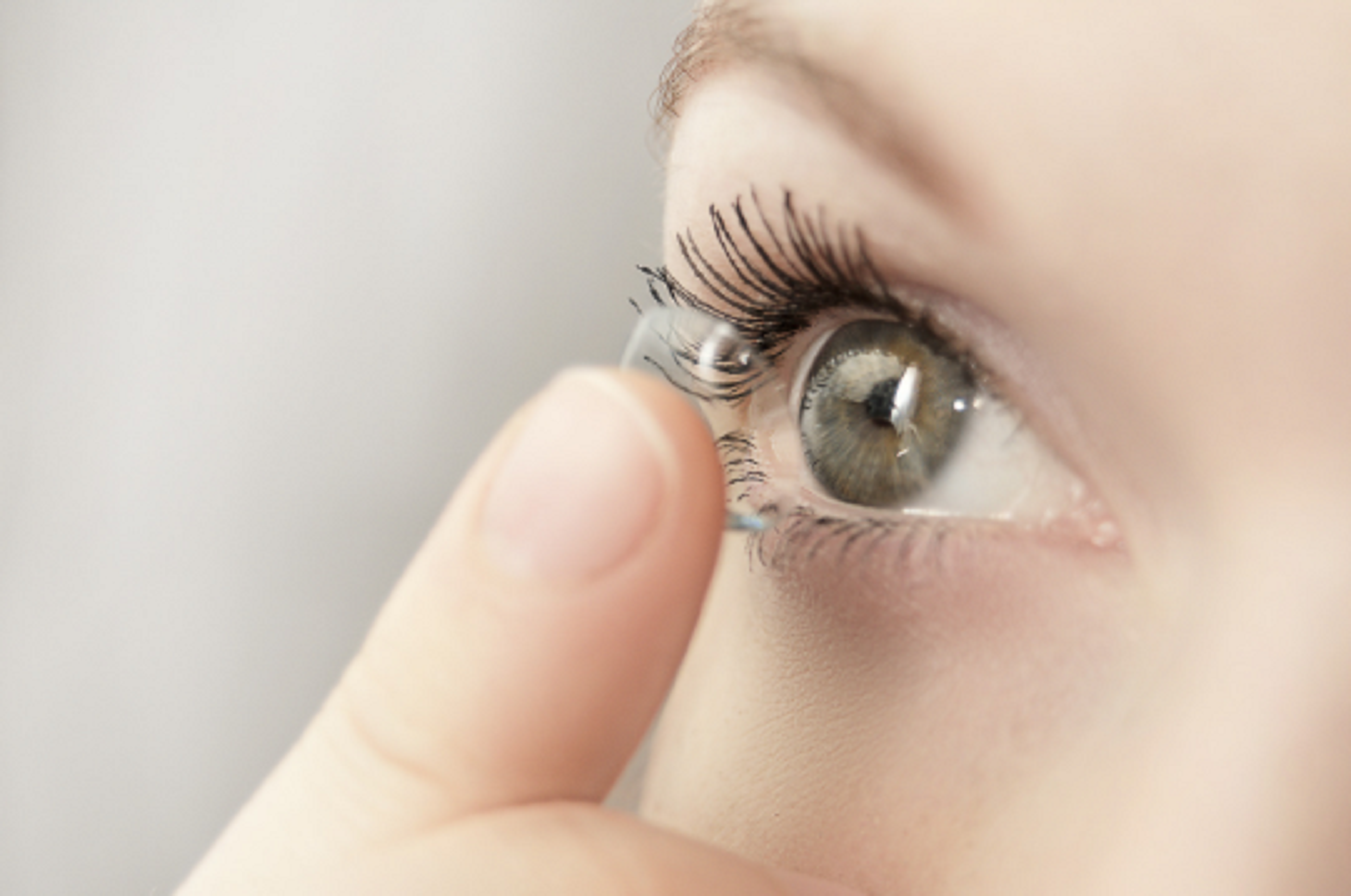 Mujer con lentes de contacto rígidos