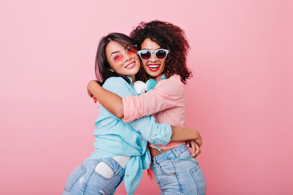 Chicas luciendo modelos de lentes de sol para mujer