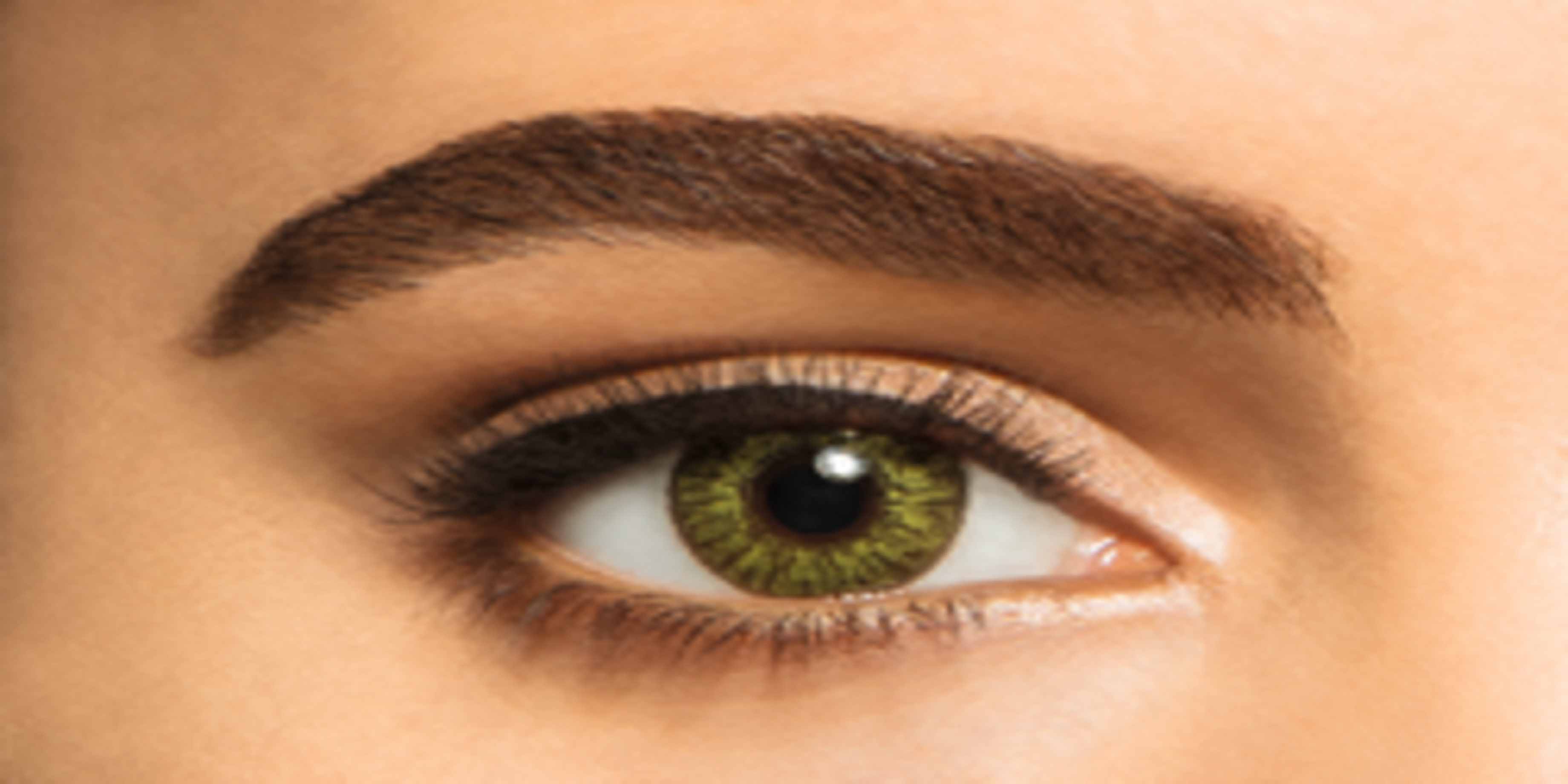 mujer con lentes de contacto de color verde