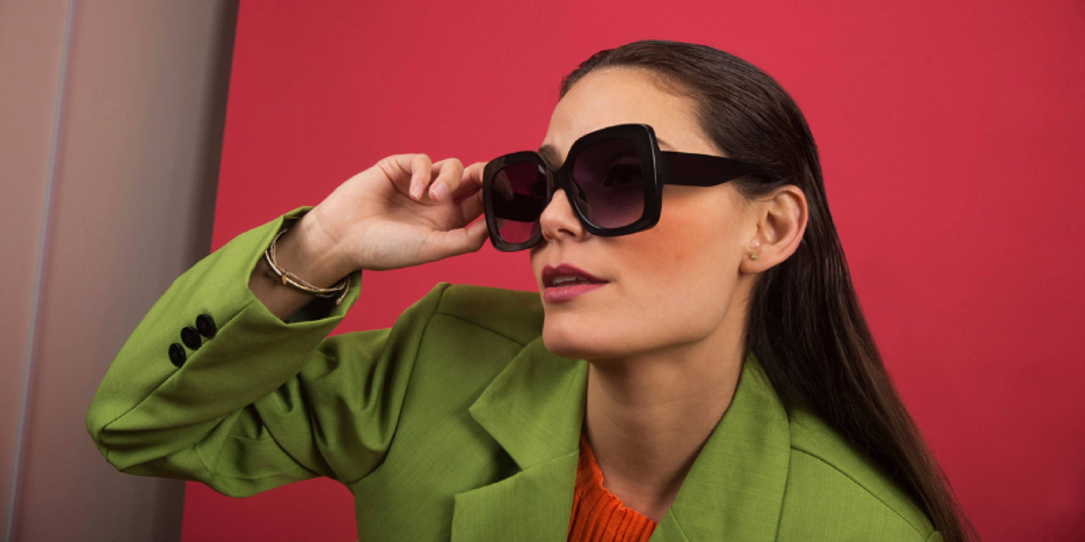 mujer usando las mejores marcas de lentes de sol (70)