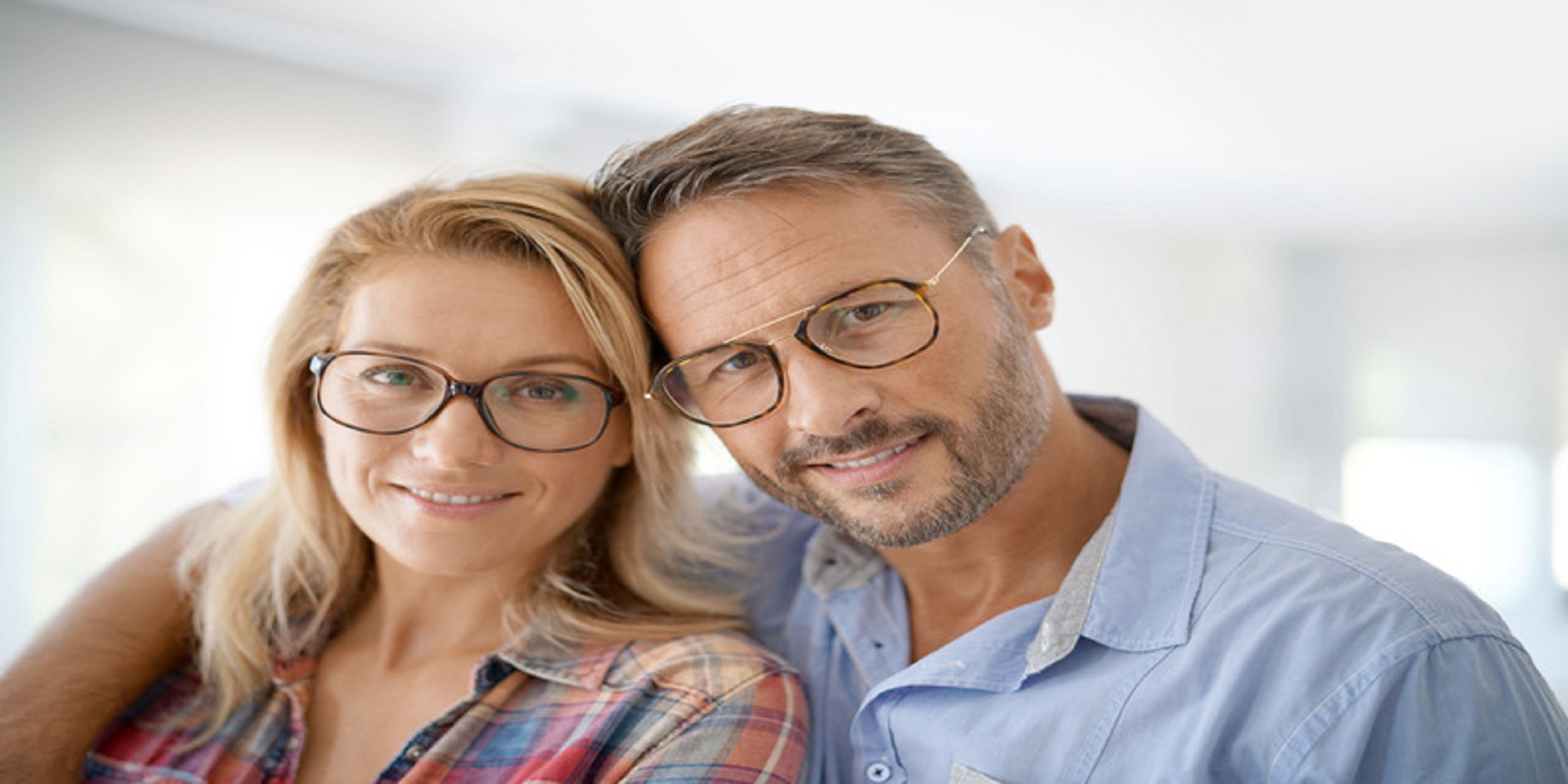 mujer y hombre con lentes Lentes Muntifocales