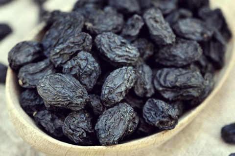 benefits of black raisins soaked in water for conceiving