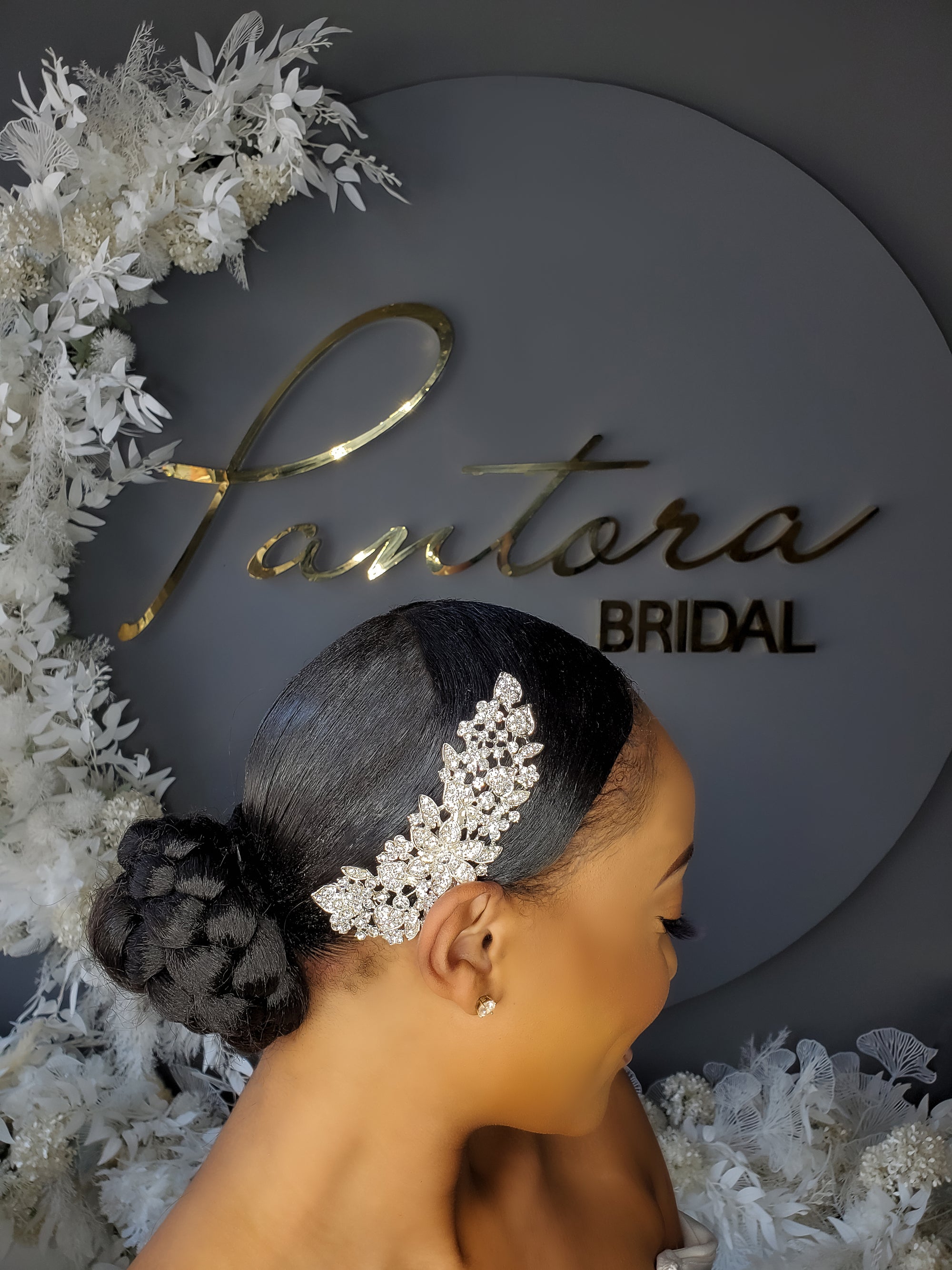 An Eddie Bouquet Holder For Bride - Pantora Inc.