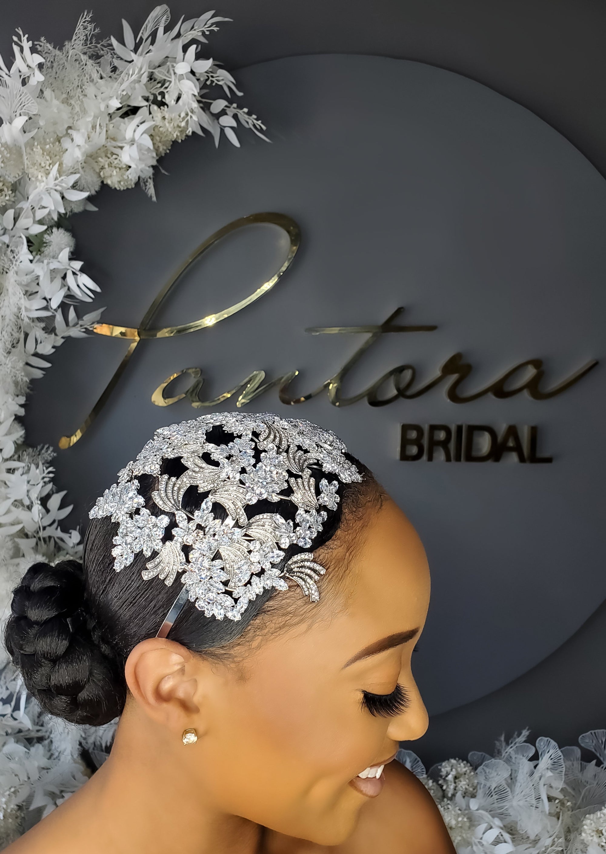 An Eddie Bouquet Holder For Bride - Pantora Inc.