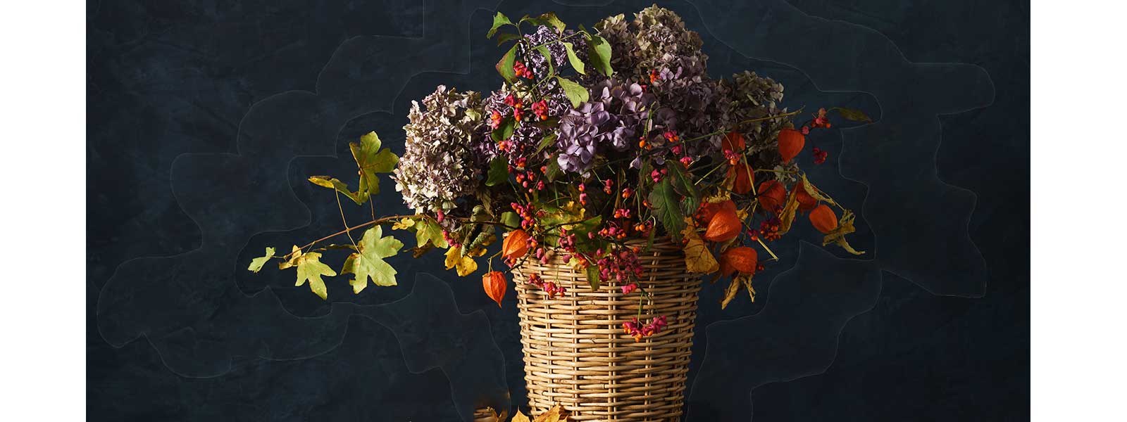 Panier en osier avec des fleurs