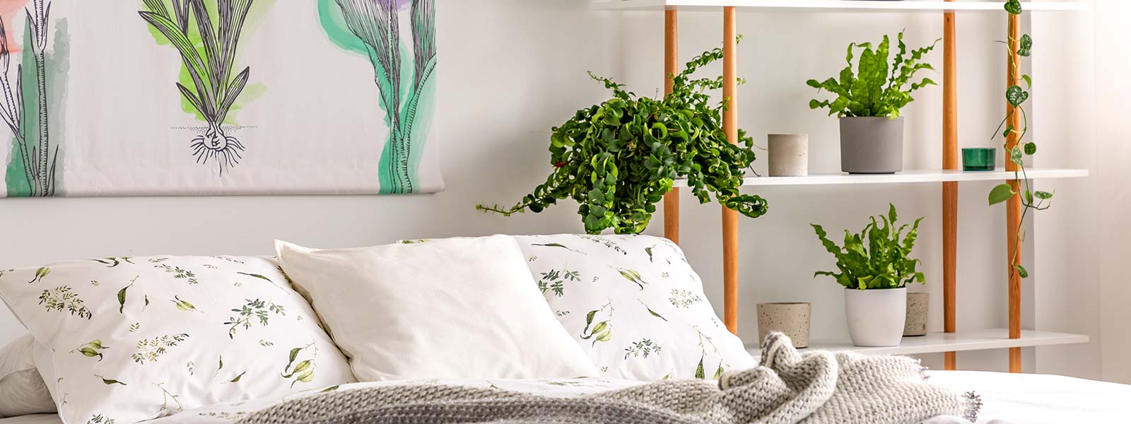 Intérieur de la chambre jungle urbaine avec des plantes en pots à côté d'un lit