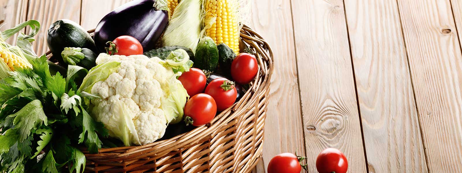 panier en osier avec des légumes