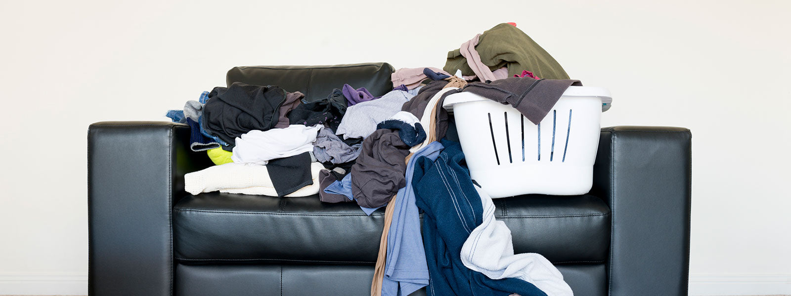 pile de linge sale sur un canapé