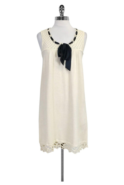 Sleeveless Round Neck Dress With a Ribbon