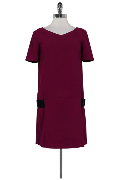 V-neck Above the Knee Short Sleeves Sleeves Back Zipper Shift Dress With a Ribbon