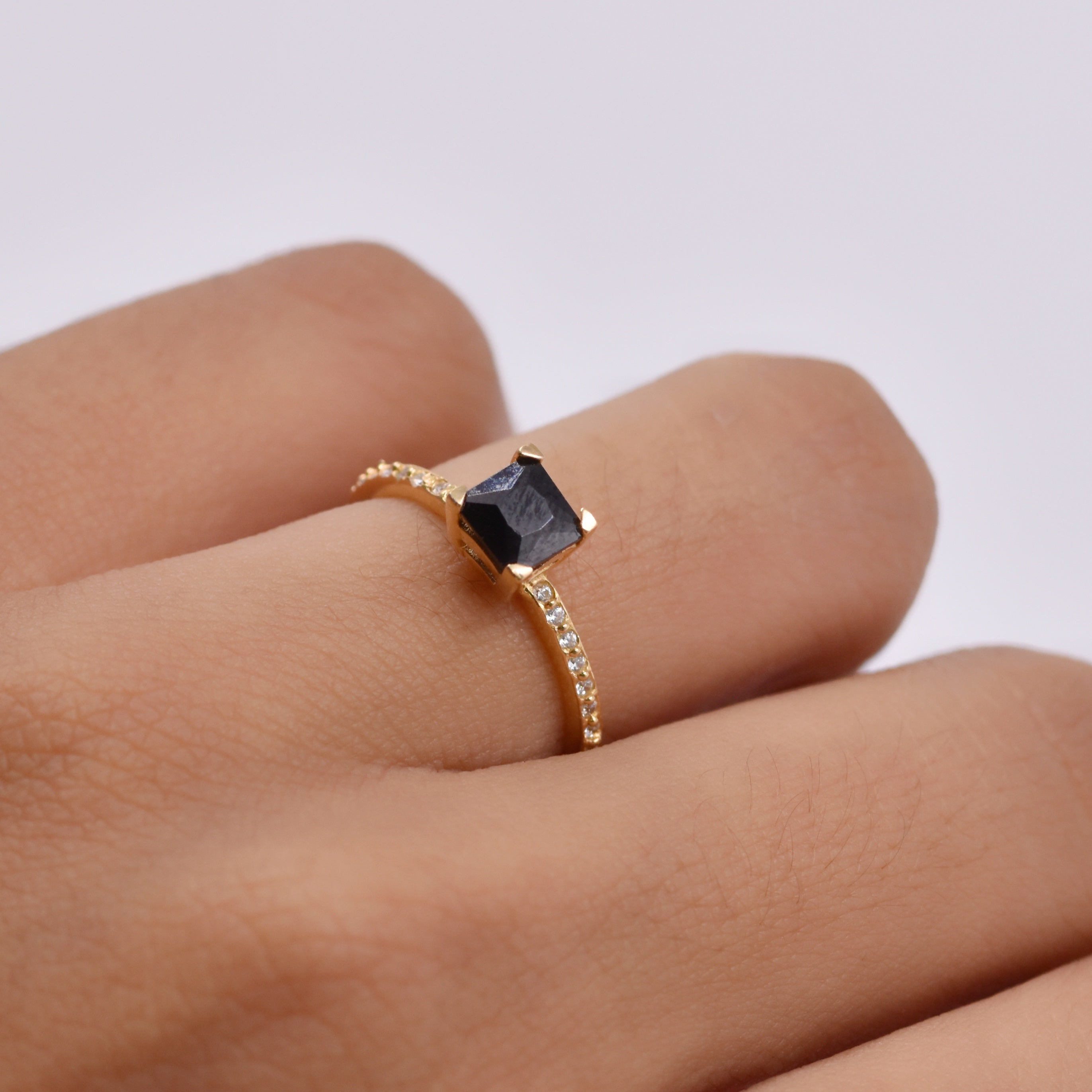 anillo cuadrado piedra negra talla 4 3/4 – La Guaca