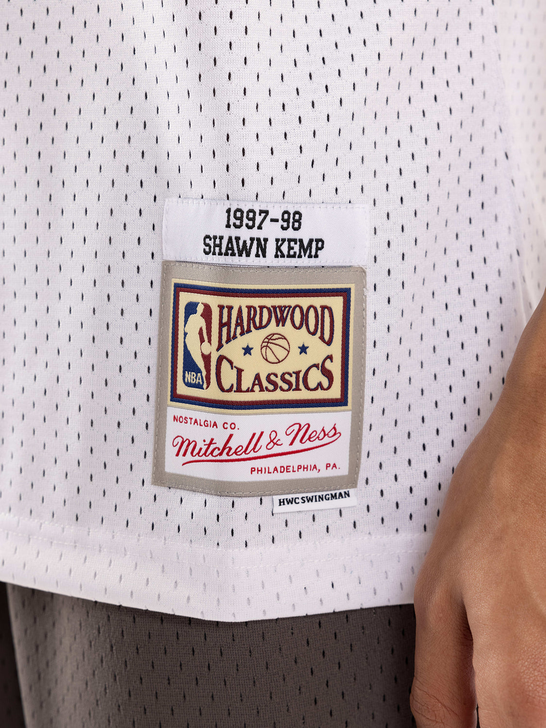 Men's Mitchell & Ness Shawn Kemp White Cleveland Cavaliers 1997-98 Hardwood Classics Swingman Jersey