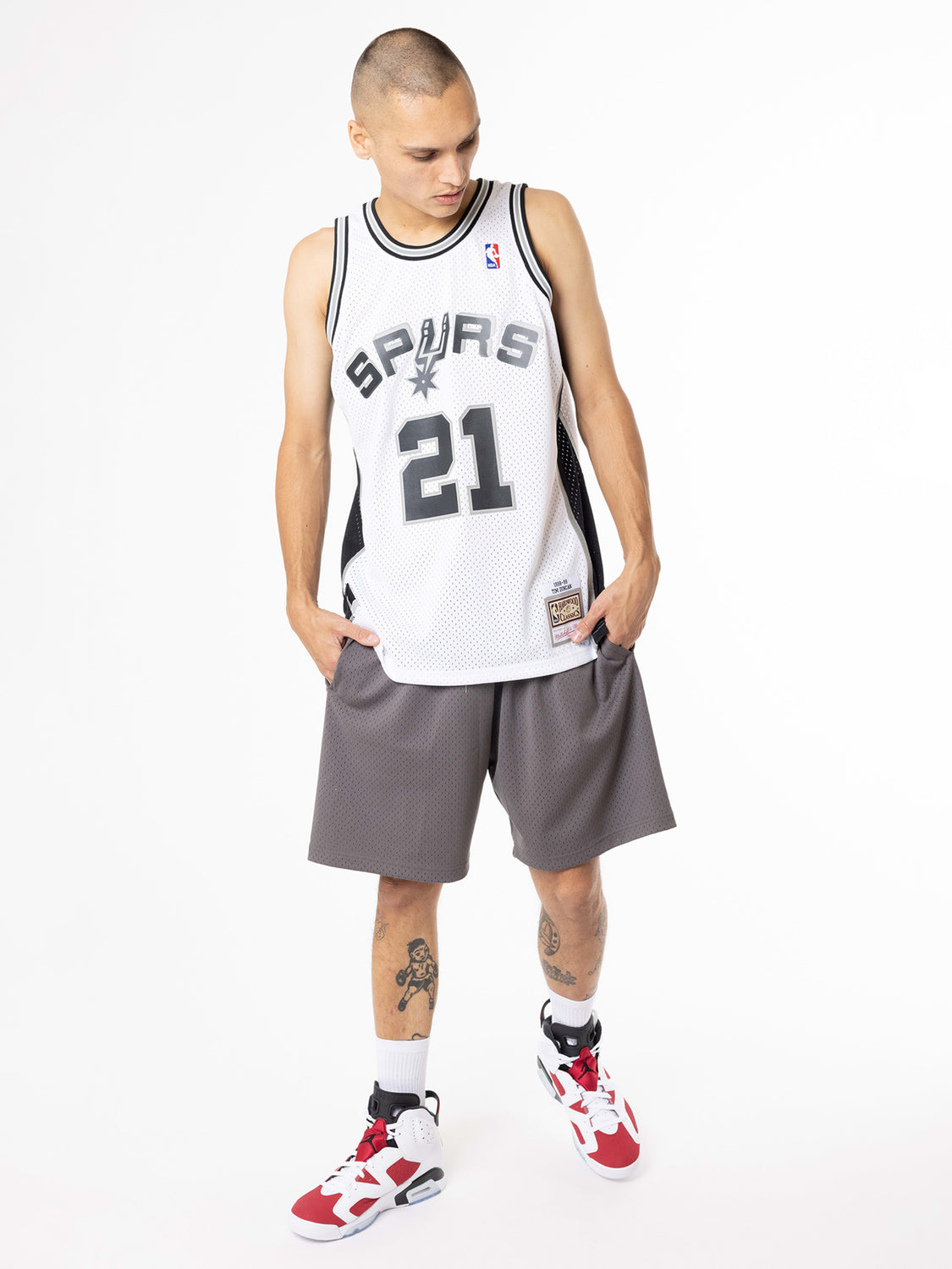 Mitchell & Ness Men's San Antonio Spurs 1998-99 Tim Duncan White Swingman Jersey, White / S