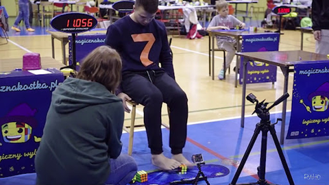 Jakub Kipa solving 3x3 with feet