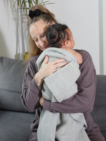 Organic, non-toxic luxury baby blanket. Caroline Fullerton new mom interview with AU Baby. Postpartum interview.