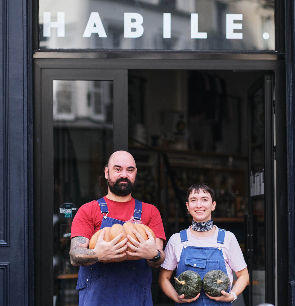 HABILE est un restaurant unique qui se niche au coeur de Paris créé par Camille Andrieux, styliste et Eric Fontanini, chef. Forcément le lieu leur ressemble. 