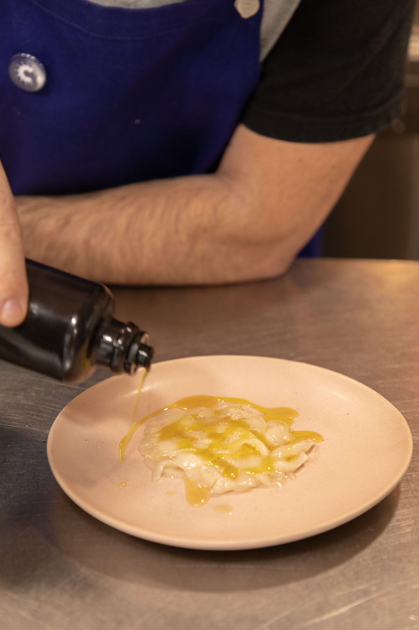 Le carpaccio de saint Jacques d'Eric Fontanini avec comme assaisonnement l'huile d'olive du Domaine de la Sénancole, huile maison de l'épicerie HABILE 16 rue de Lancry Paris 10