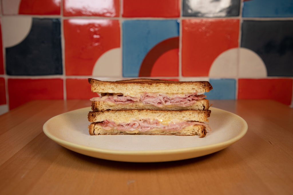 L'icontournable HABILE est le croque Monsieur à la tome de Bray, jambon de la ferme de Clavisy et salade. À déguster en service continu du mardi au samedi de 11h à 23h au 16 rue de Lancry Paris 10.